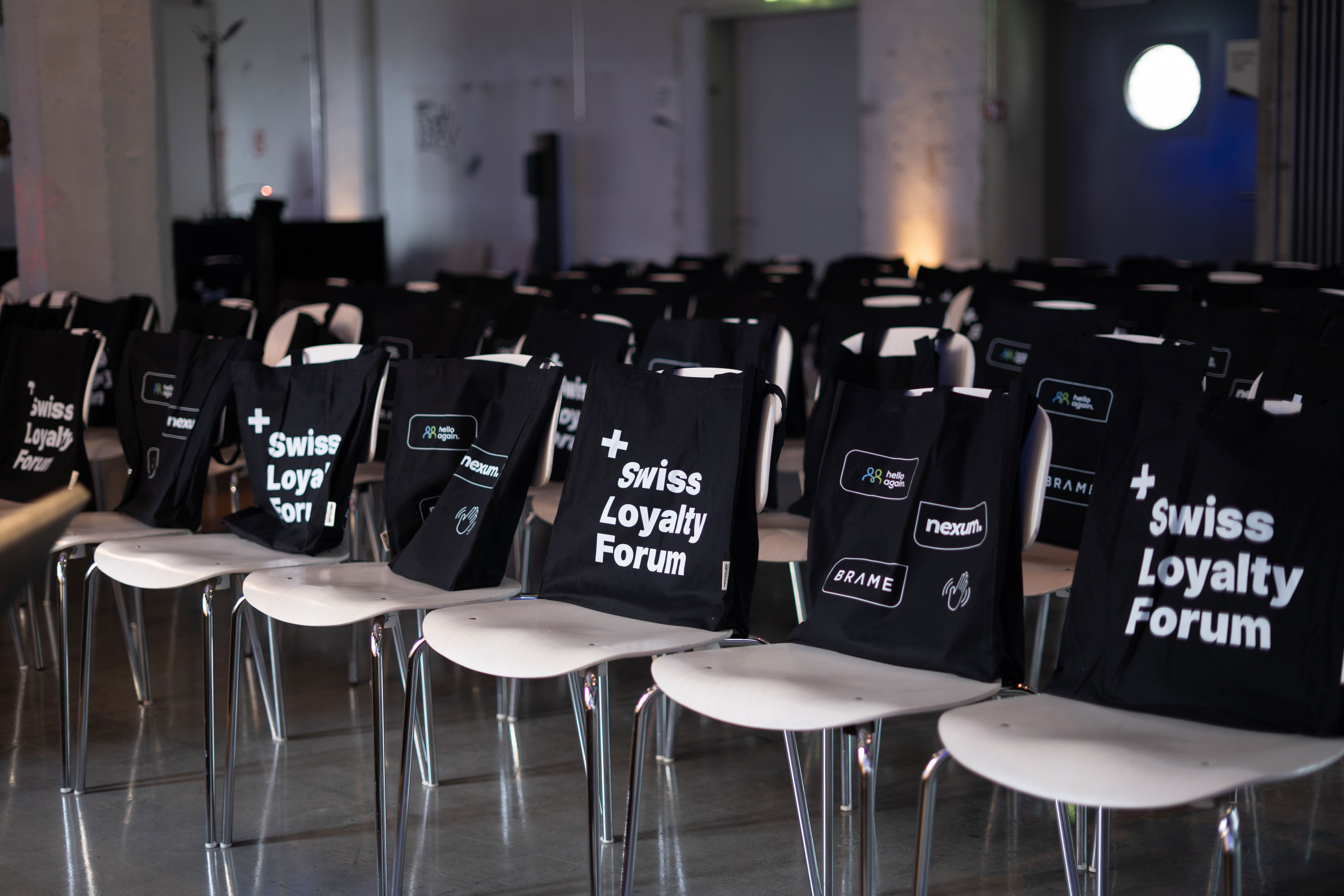 SLF 2026 Beutel auf Stühlen